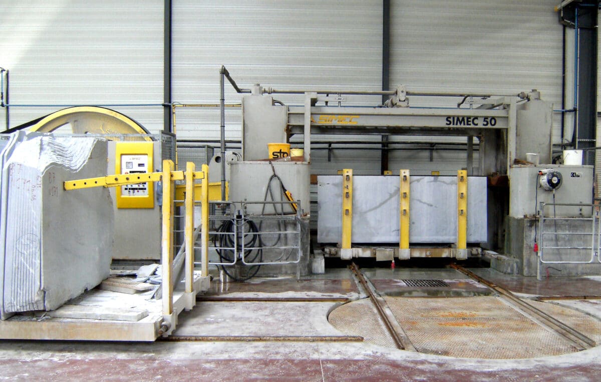 Sciage d'un bloc chassis 50 lames - Marbrerie Yelmini