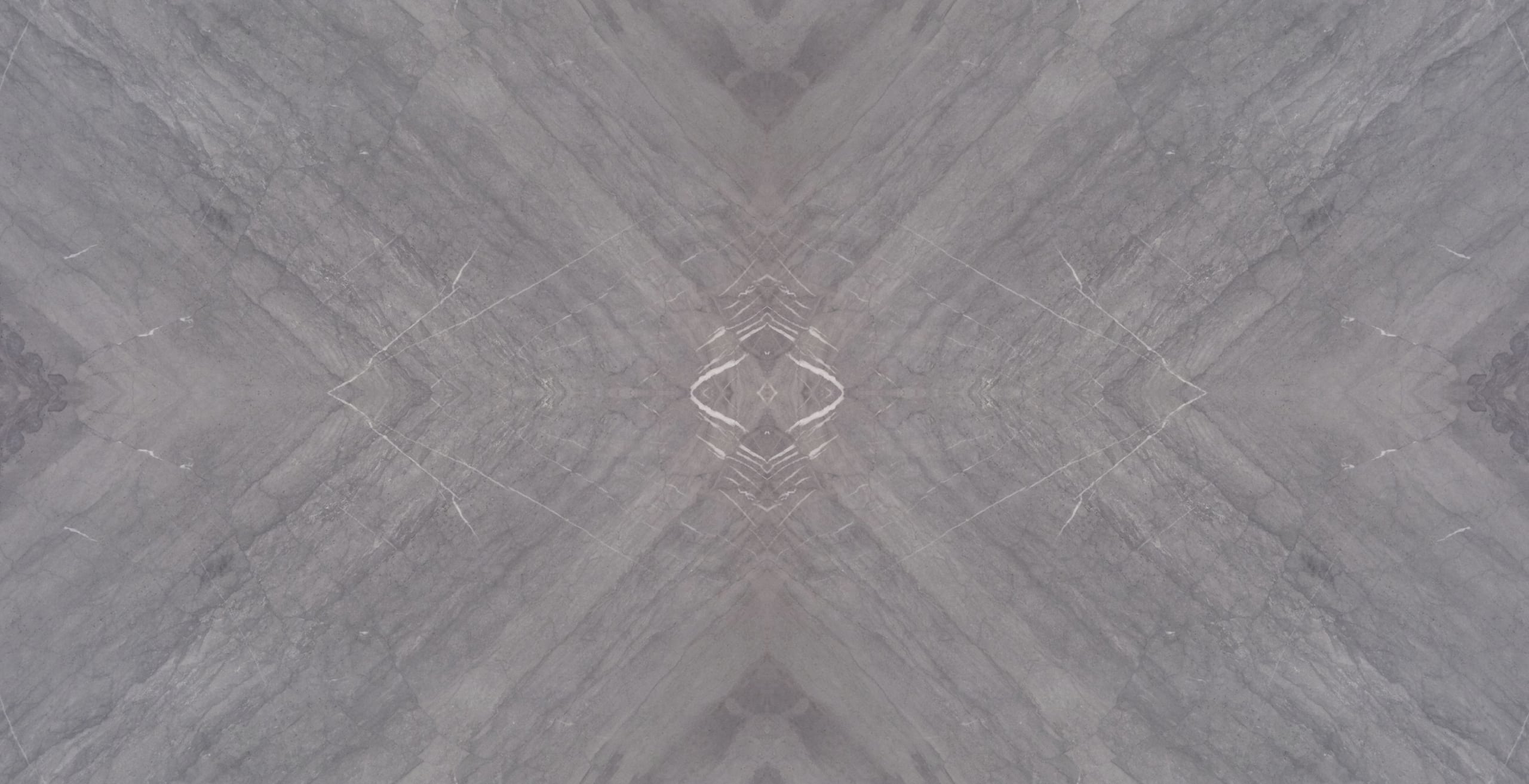 Vue d’une tranche de marbre Bleu de Savoie, 260 × 130 cm, posée à livre ouvert.