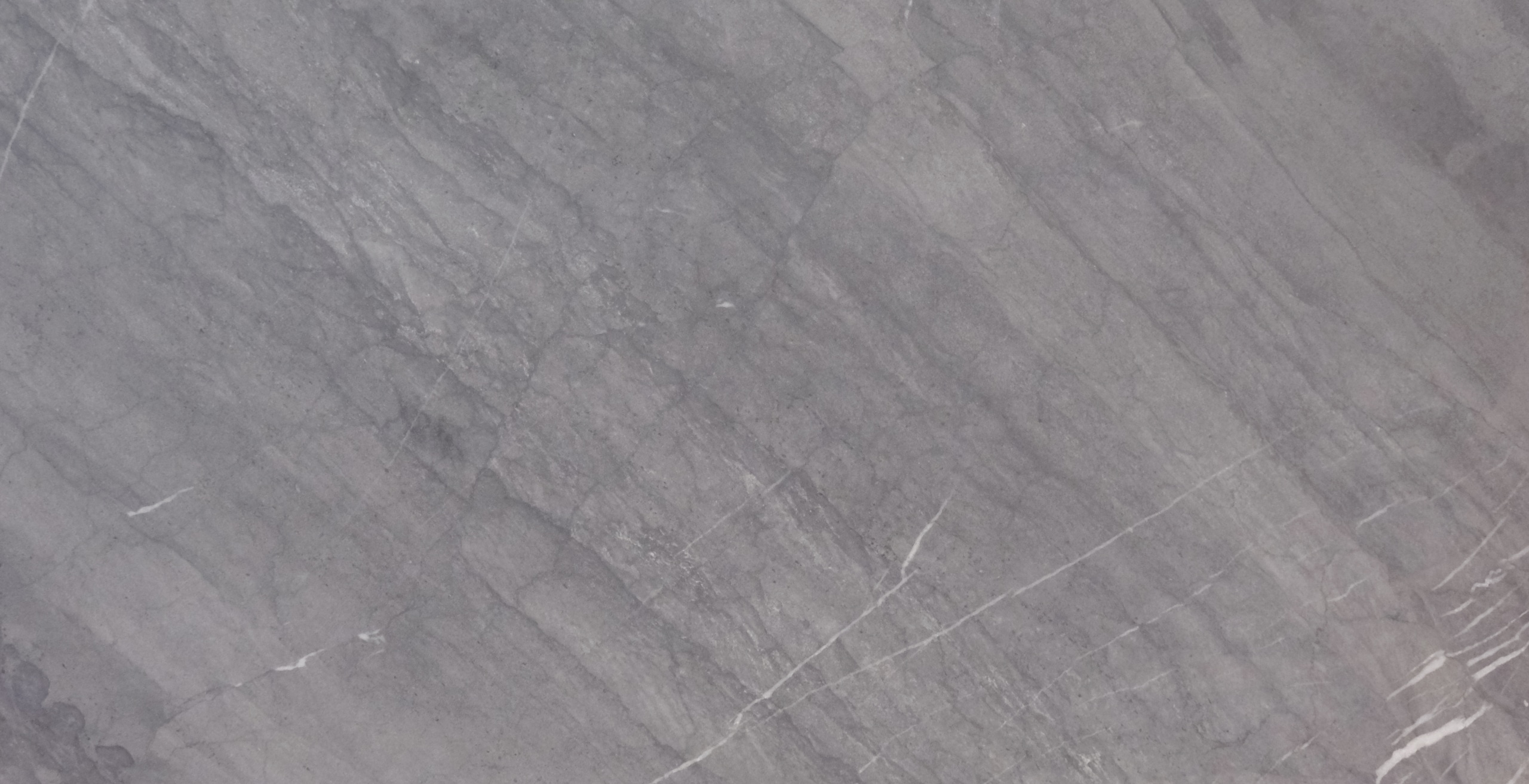 image montrant une tranche de marbre Bleu de Savoie foncé, mesurant 260 × 130 cm.